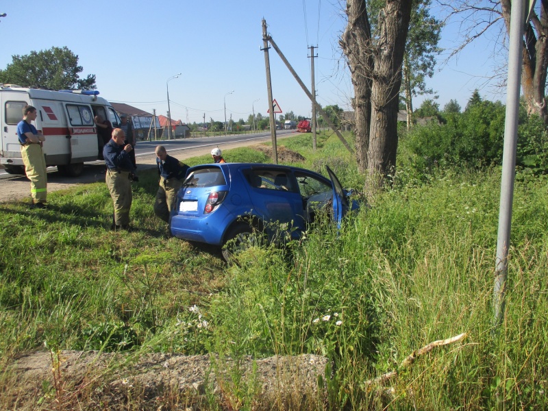 В Ярославской области в аварии на федеральной трассе пострадали женщина-водитель и молодой человек