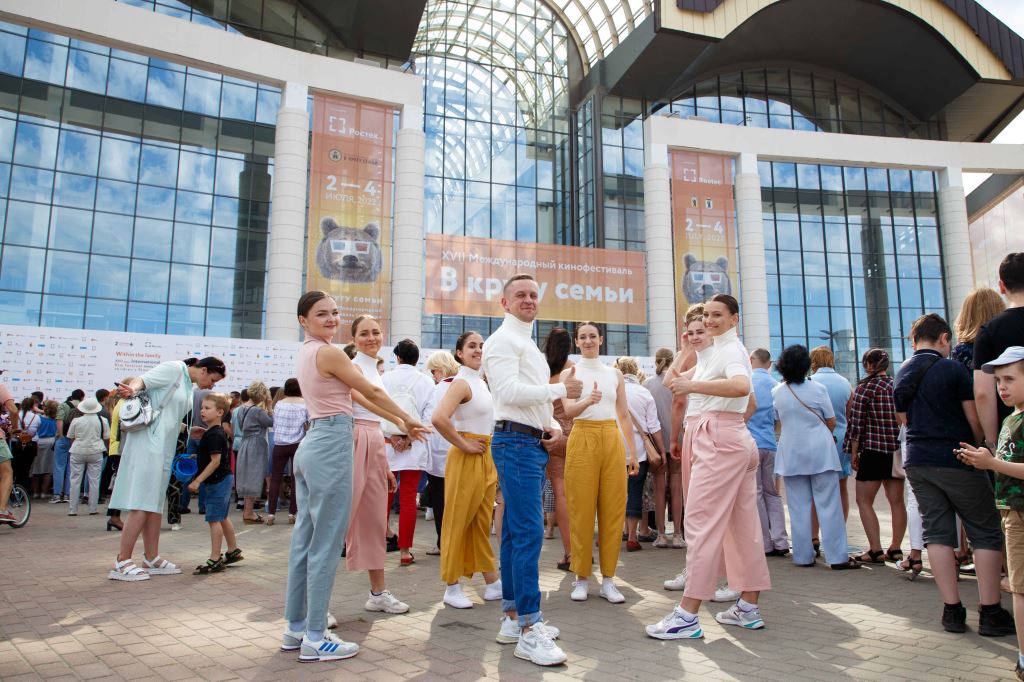 Звезды российского кино поучаствовали в открытии международного кинофестиваля «В кругу семьи» в Ярославле