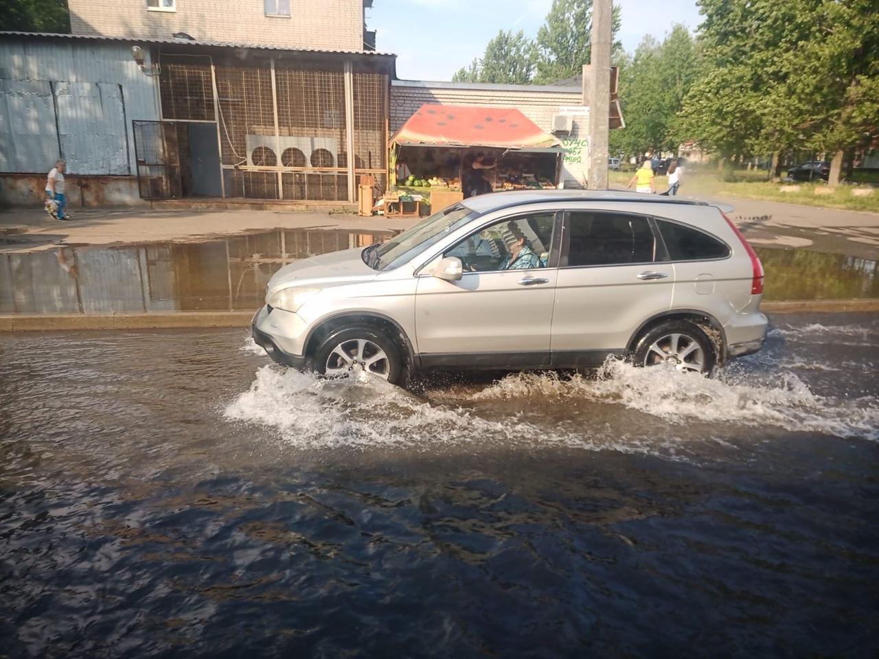 В Ярославле из-за коммунальной аварии затопило несколько улиц в Брагине-  Яррег - новости Ярославской области