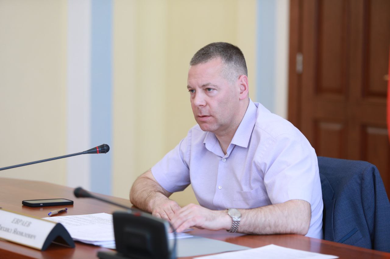 Михаил Евраев поручил перераспределить средства с районов, не справившихся с контрактованием подрядчиков