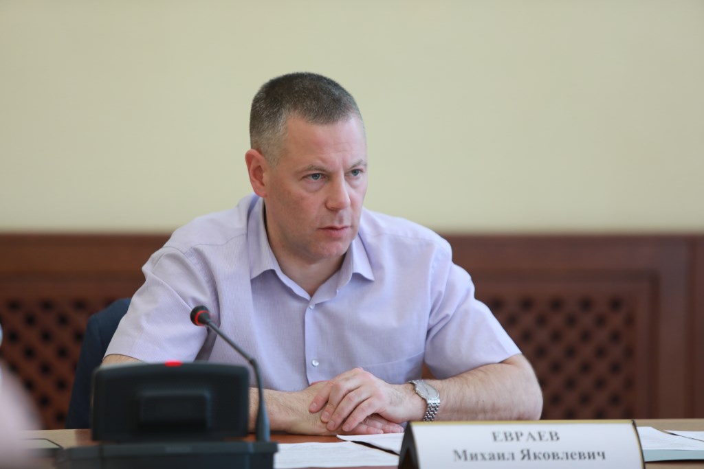 Михаил Евраев поручил штрафовать подрядчиков, которые срывают график работ по проекту «Наши дворы»