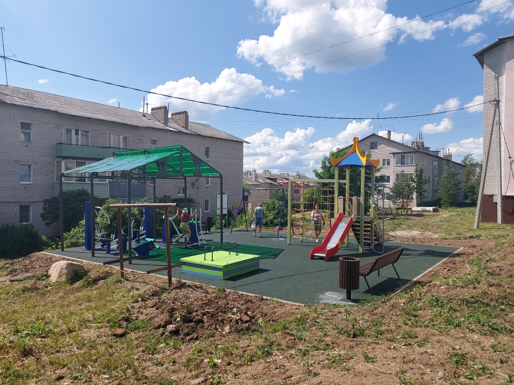 Две спортивно-игровые площадки построили в Данилове по губернаторскому проекту «Наши дворы»