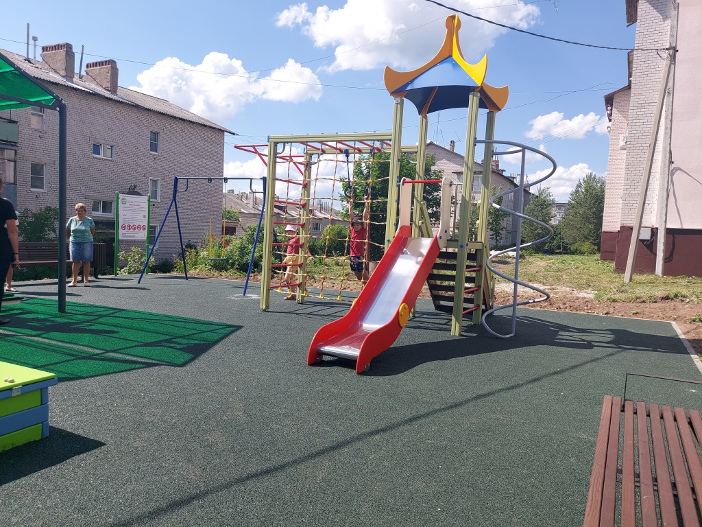 Две спортивно-игровые площадки построили в Данилове по губернаторскому проекту «Наши дворы»