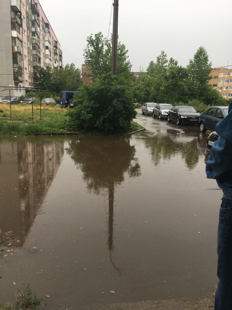 В Ярославской области после дождя затопило двор в Тутаеве