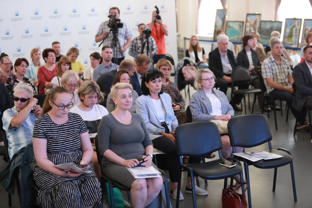 Михаил Евраев предложил представителям НКО создать единый перечень инициатив по дополнительным мерам поддержки жителей