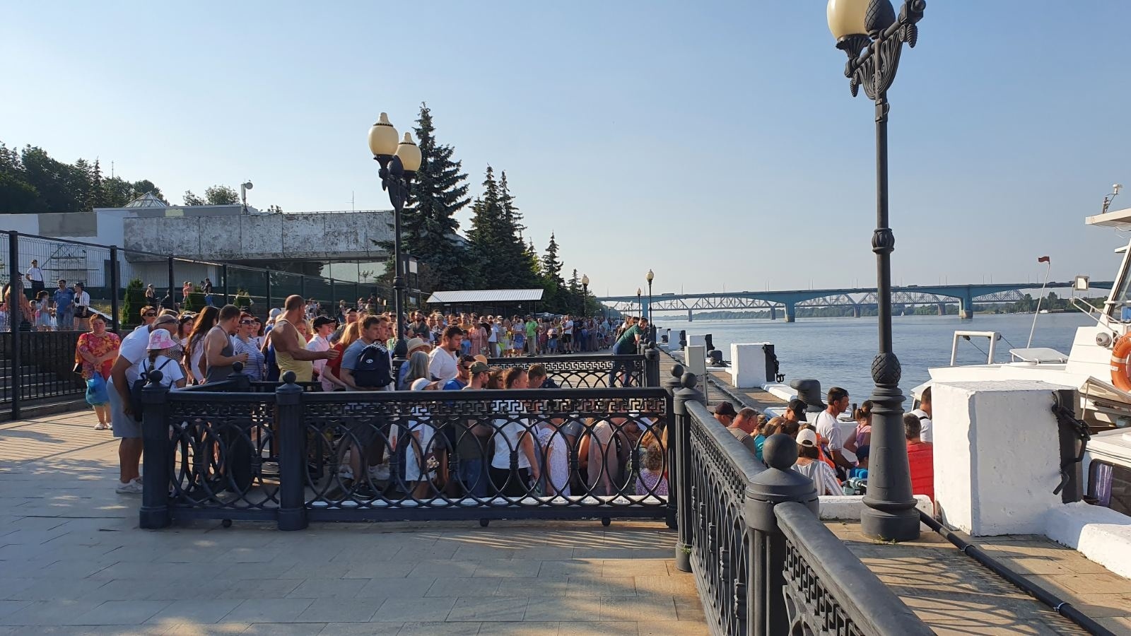 Ярославцы пожаловались на толпу желающих прокатиться до Толги