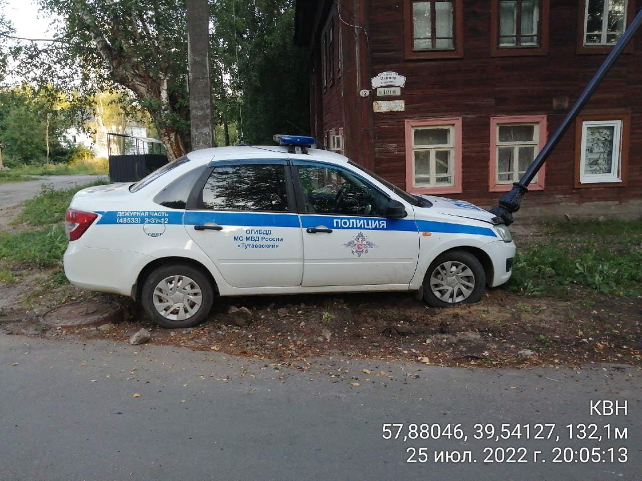 В Ярославской области автомобиль полицейских во время погони врезался в столб