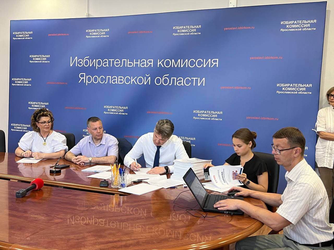 Более 90 тысяч подписей: Михаил Евраев подал документы для регистрации в качестве кандидата в губернаторы
