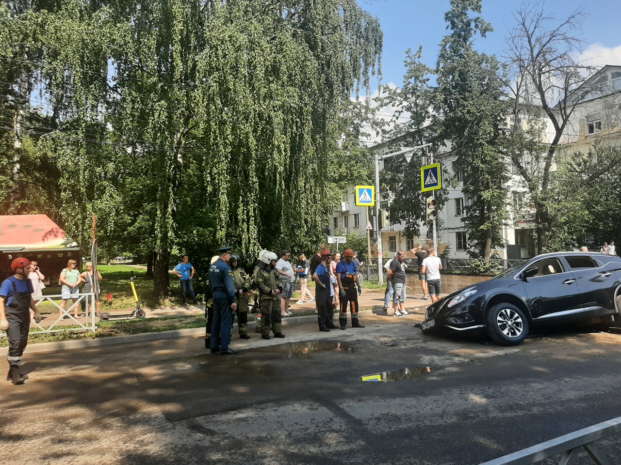 Подмыло асфальт: власти взяли на контроль коммунальную аварию в центре Ярославля