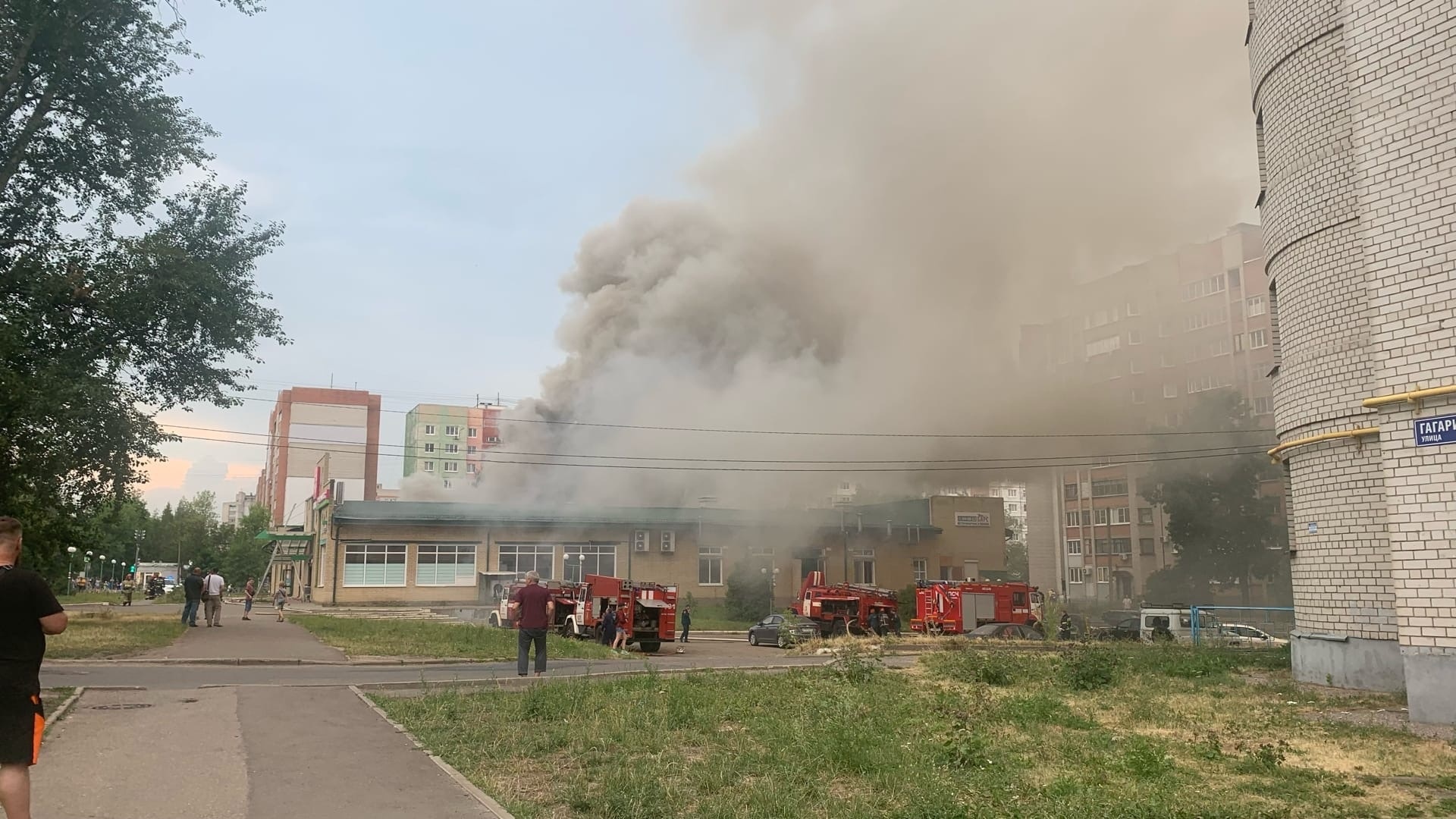 В Ярославле горит здание торгового центра «Лотос»