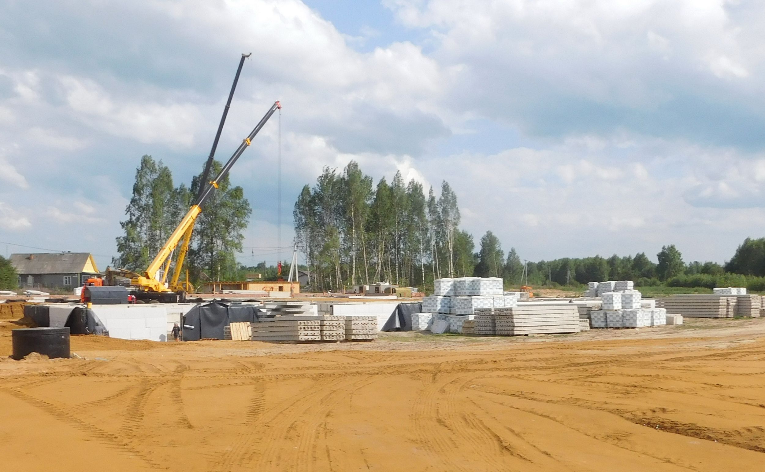 В селе Рыбинского района подрядчик приступил ко второму этапу строительства школы