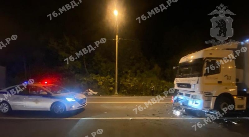 В Ярославской области в аварии с грузовиком пострадал водитель легковушки