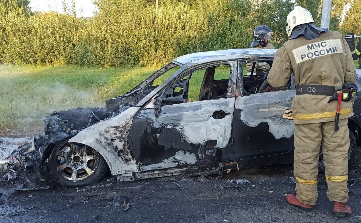 На трассе М8 под Ярославлем горел автомобиль