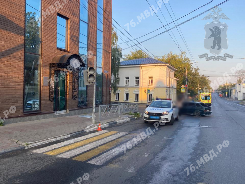 В центре Ярославля пьяный парень на ВАЗе врезался в светофор: пострадали две девушки