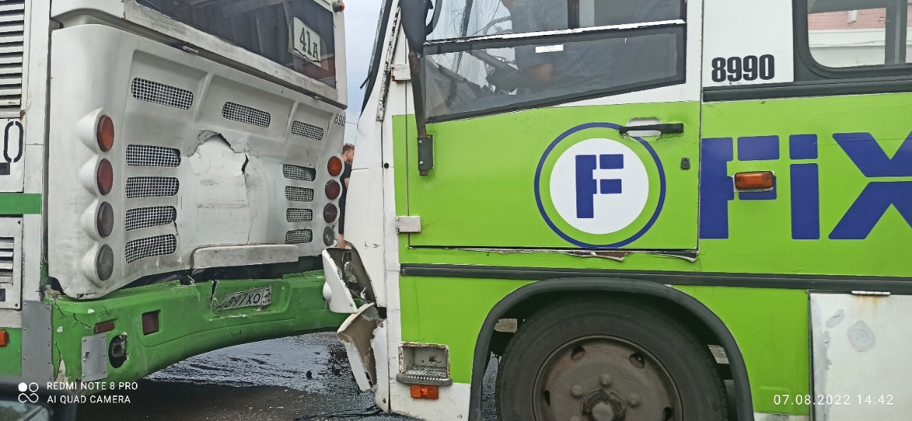 При столкновении автобусов на Московском проспекте в Ярославле пострадали восемь человек