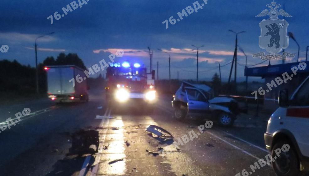 В ДТП с фурой в Ярославской области погиб мужчина, женщина и ребенок пострадали