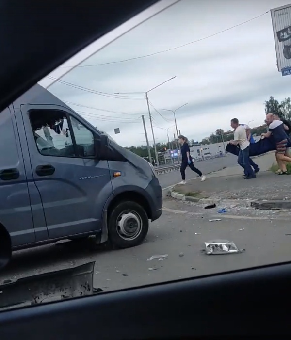 При столкновении легковушек на проспекте Фрунзе в Ярославле пострадал человек