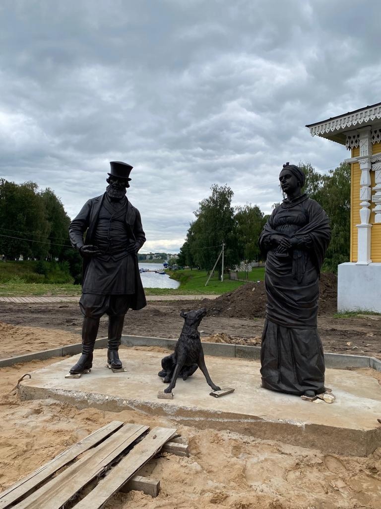 В Угличе устанавливают памятник купцам с собакой