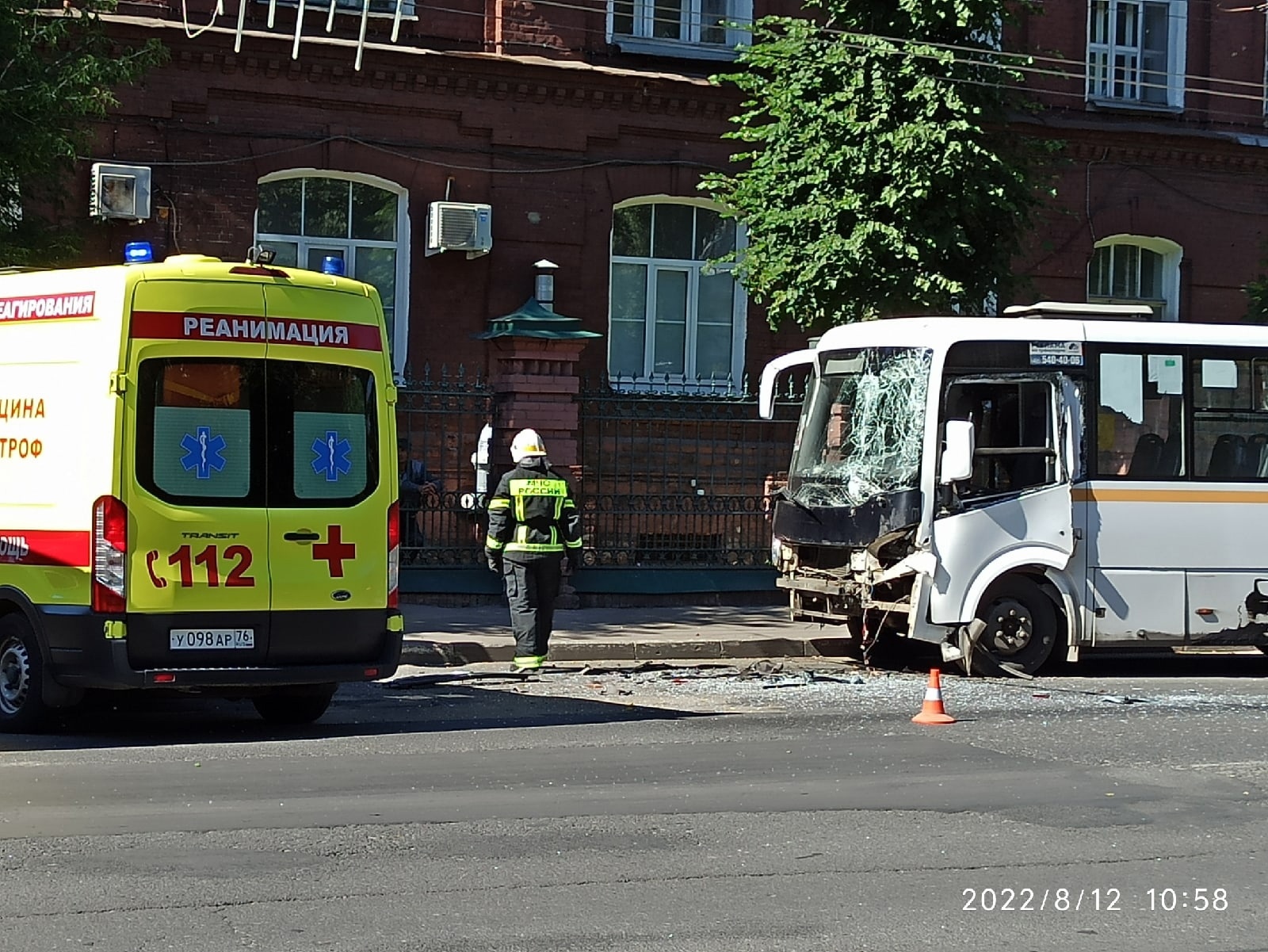 В Ярославле автобус с пассажирами врезался в грузовик: есть пострадавшие