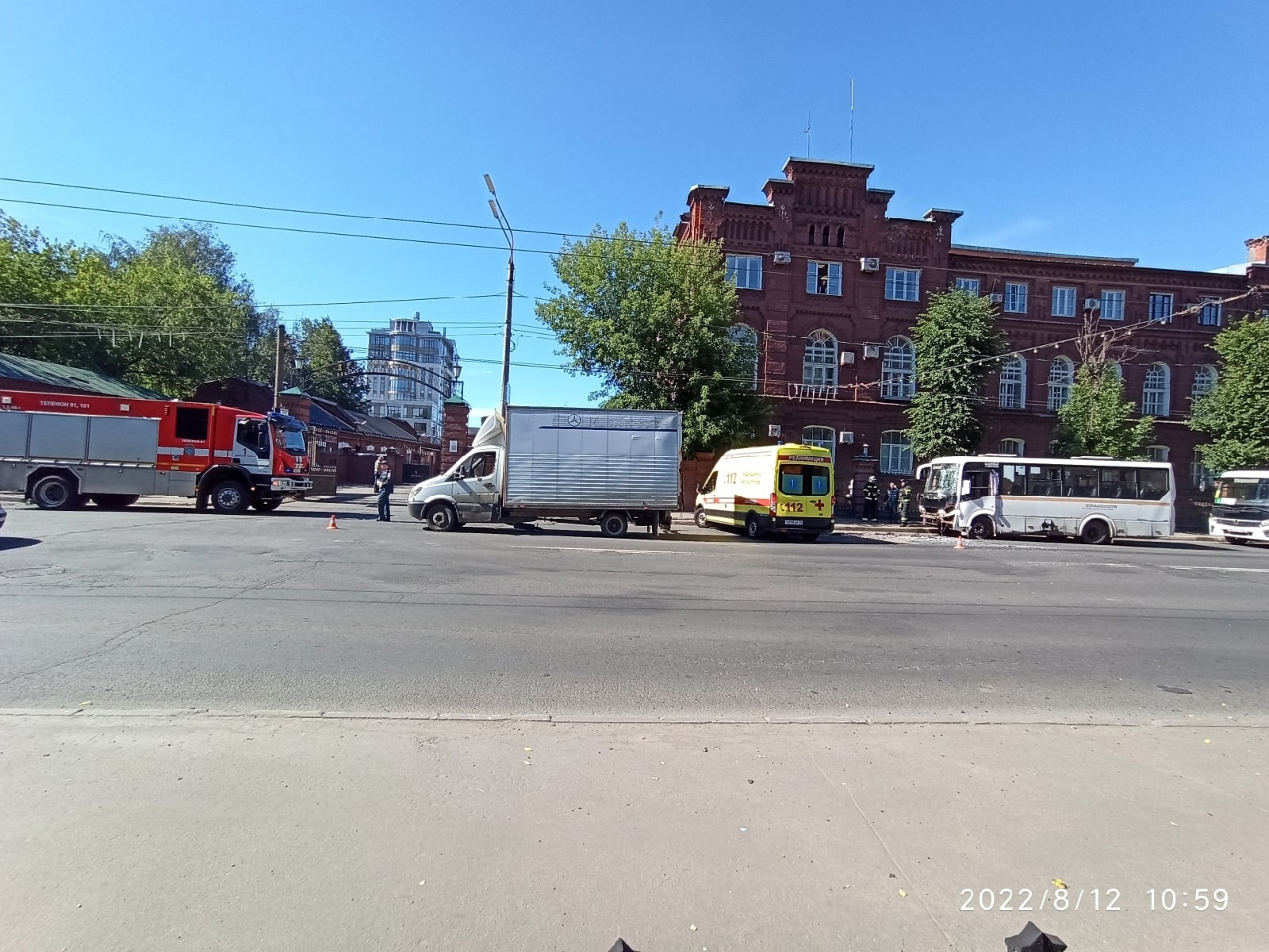В Ярославле автобус с пассажирами врезался в грузовик: есть пострадавшие