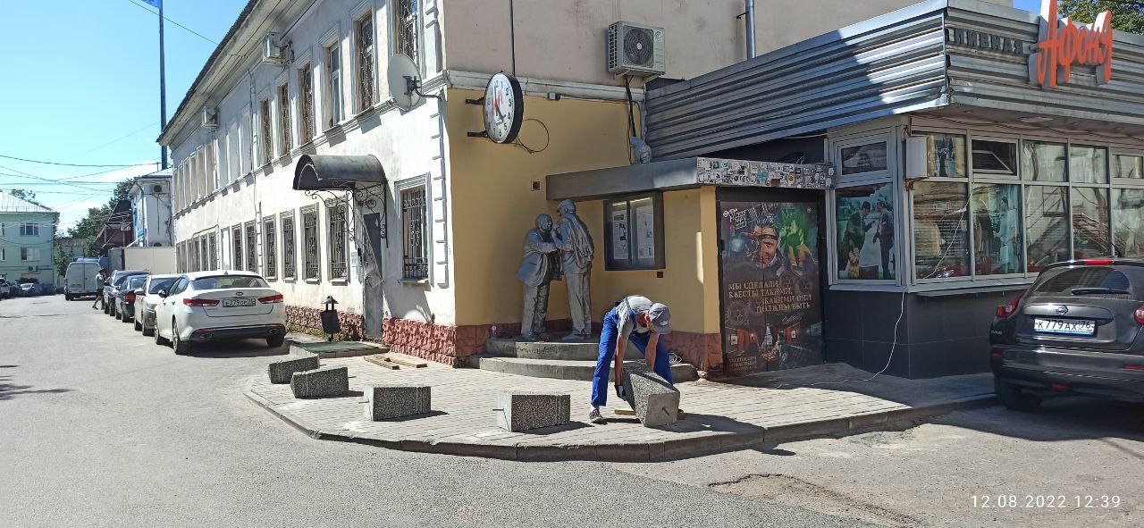 Персонажей фильма «Афоня» в центре Ярославля защитили бетонными блоками