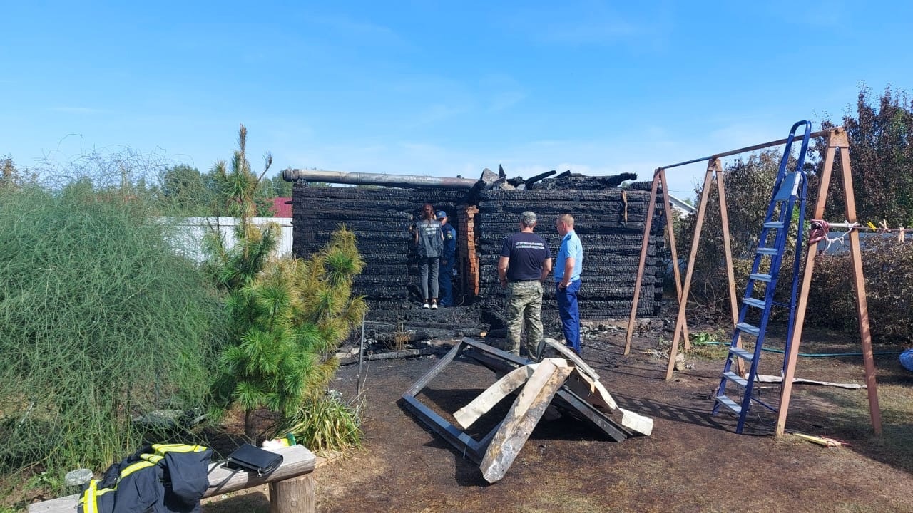 СК назвал предварительную причину пожара в Ярославской области, в котором погибли двое детей и их бабушка