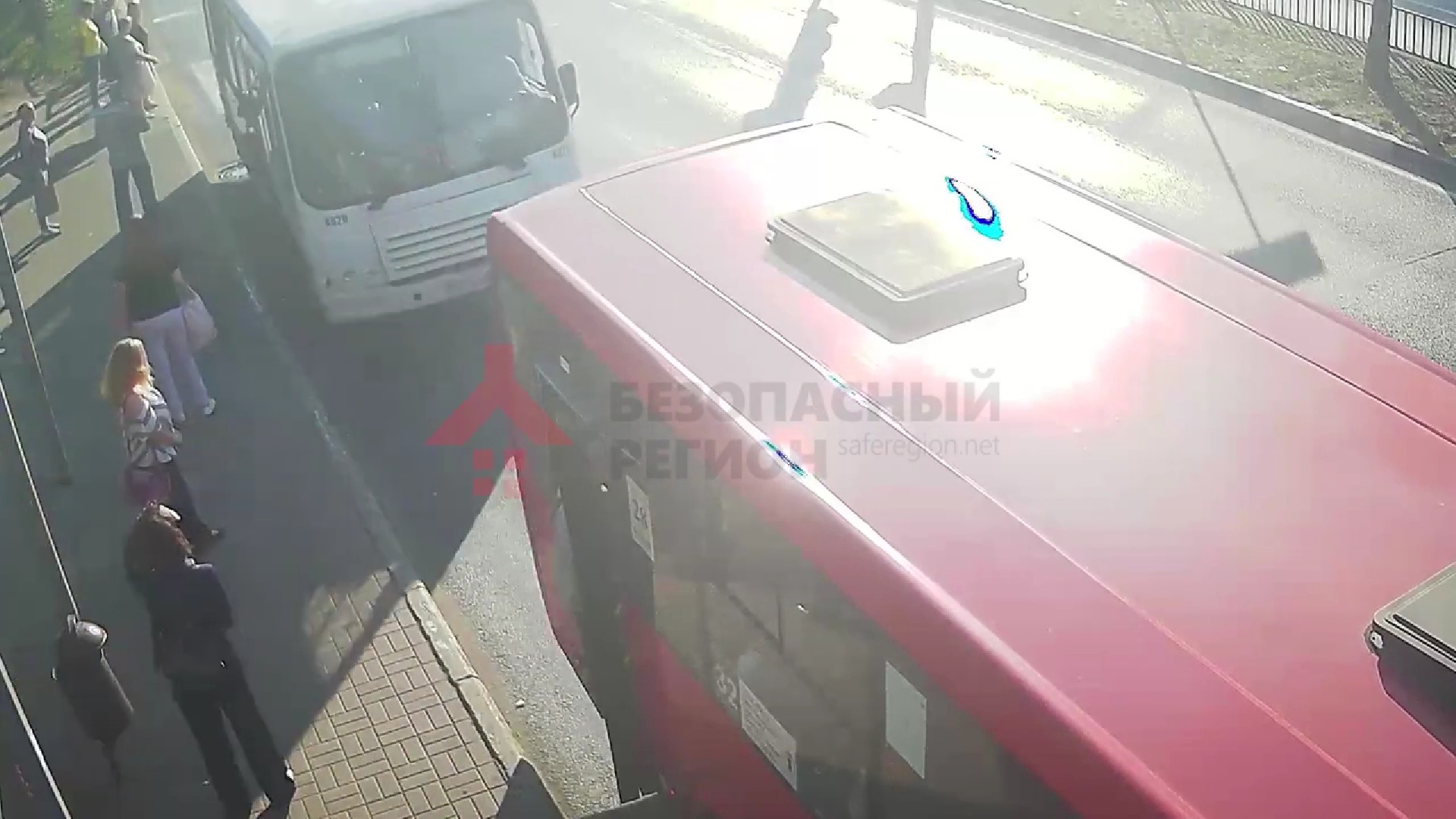 Появилось видео столкновения автобусов на остановке в Ярославле