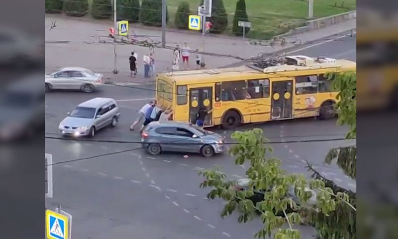 «Столица бурлаков»: в Рыбинске пассажирам пришлось толкать заглохший троллейбус