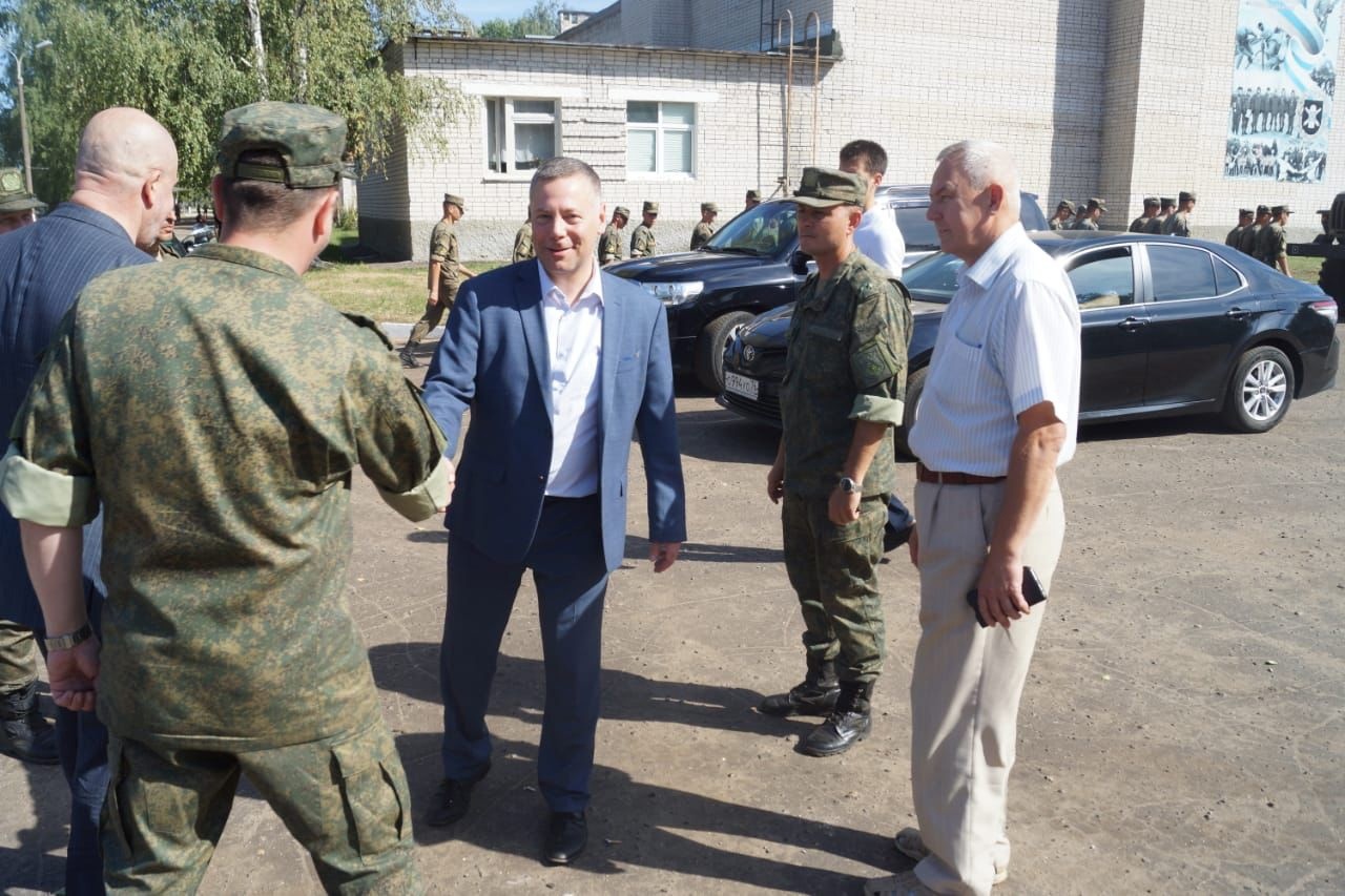 Михаил Евраев встретился с ярославцами из артиллерийского дивизиона имени Толбухина