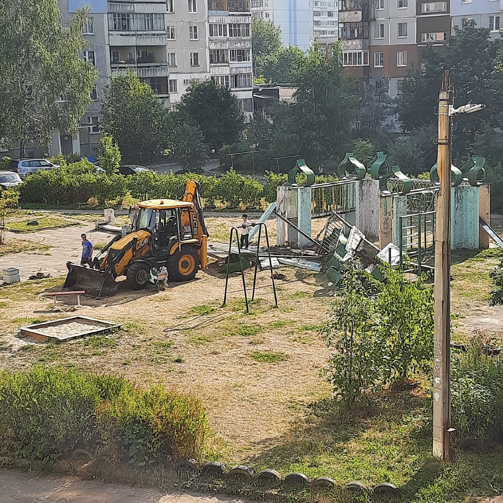 В Ярославле снесли эксклюзивную детскую площадку для строительства новой