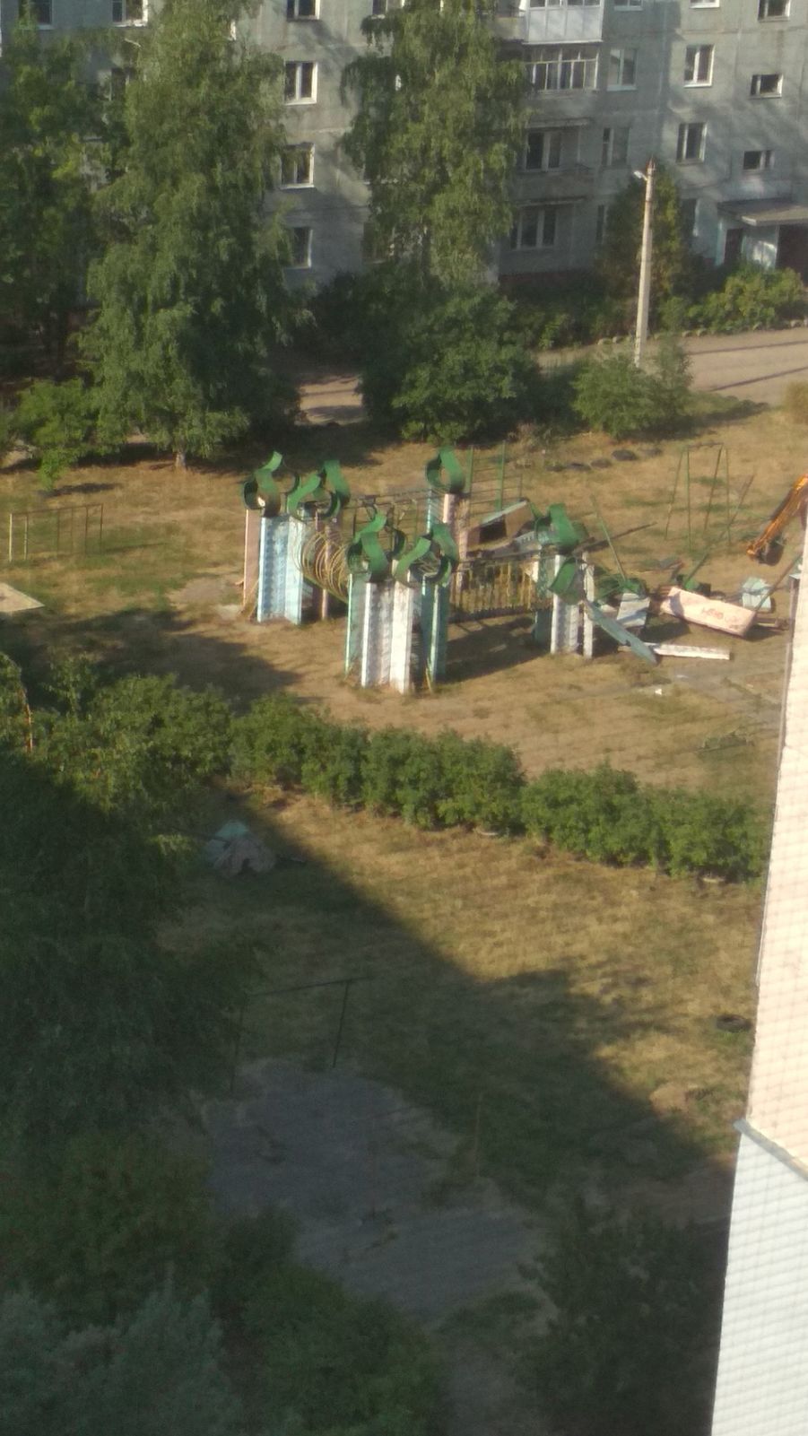 В Ярославле снесли эксклюзивную детскую площадку для строительства новой