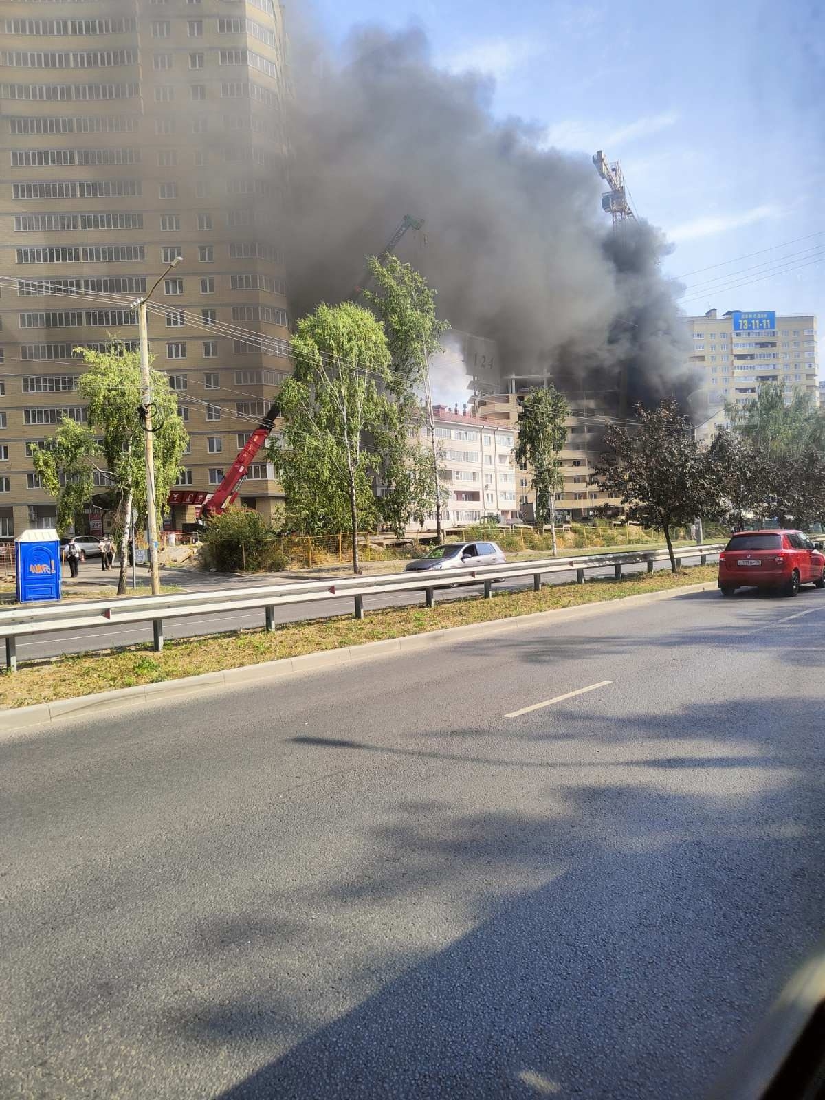 Столб черного дыма в Заволжском районе Ярославля взволновал местных жителей