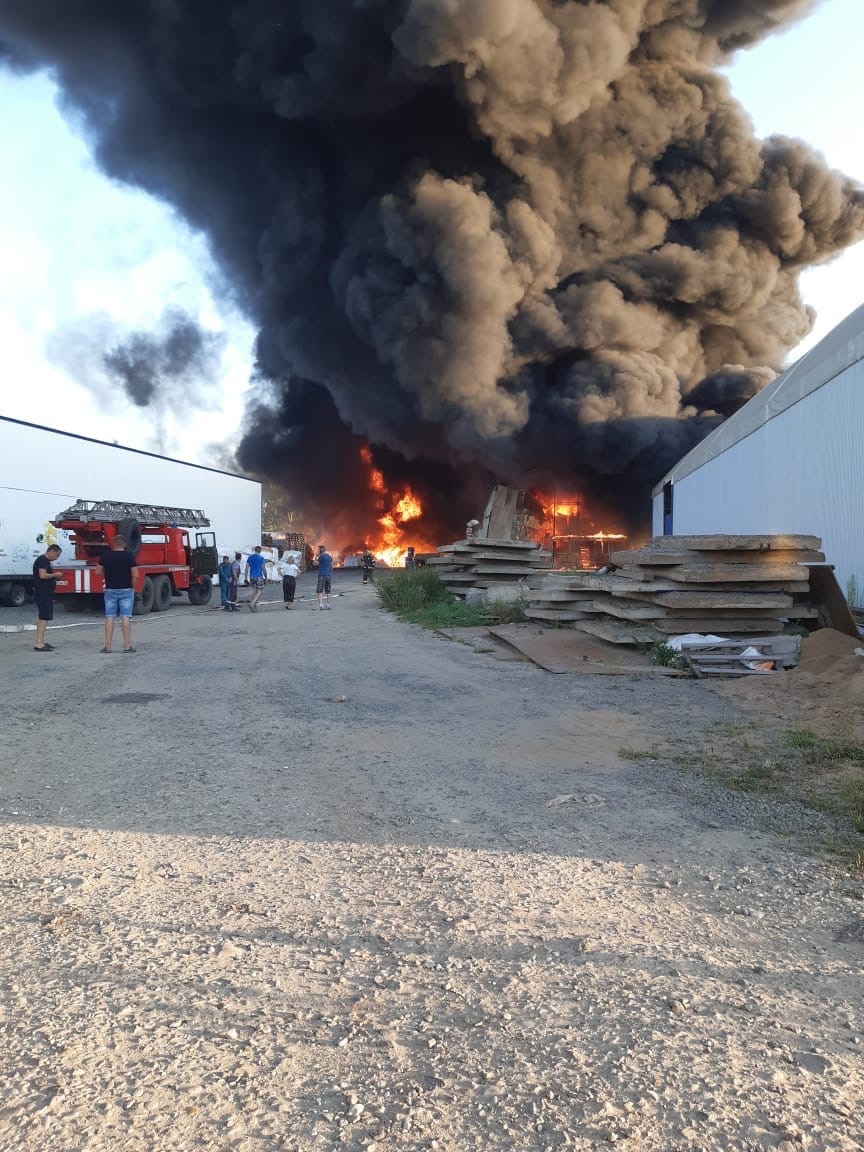 На заводе в Ярославской области произошел крупный пожар