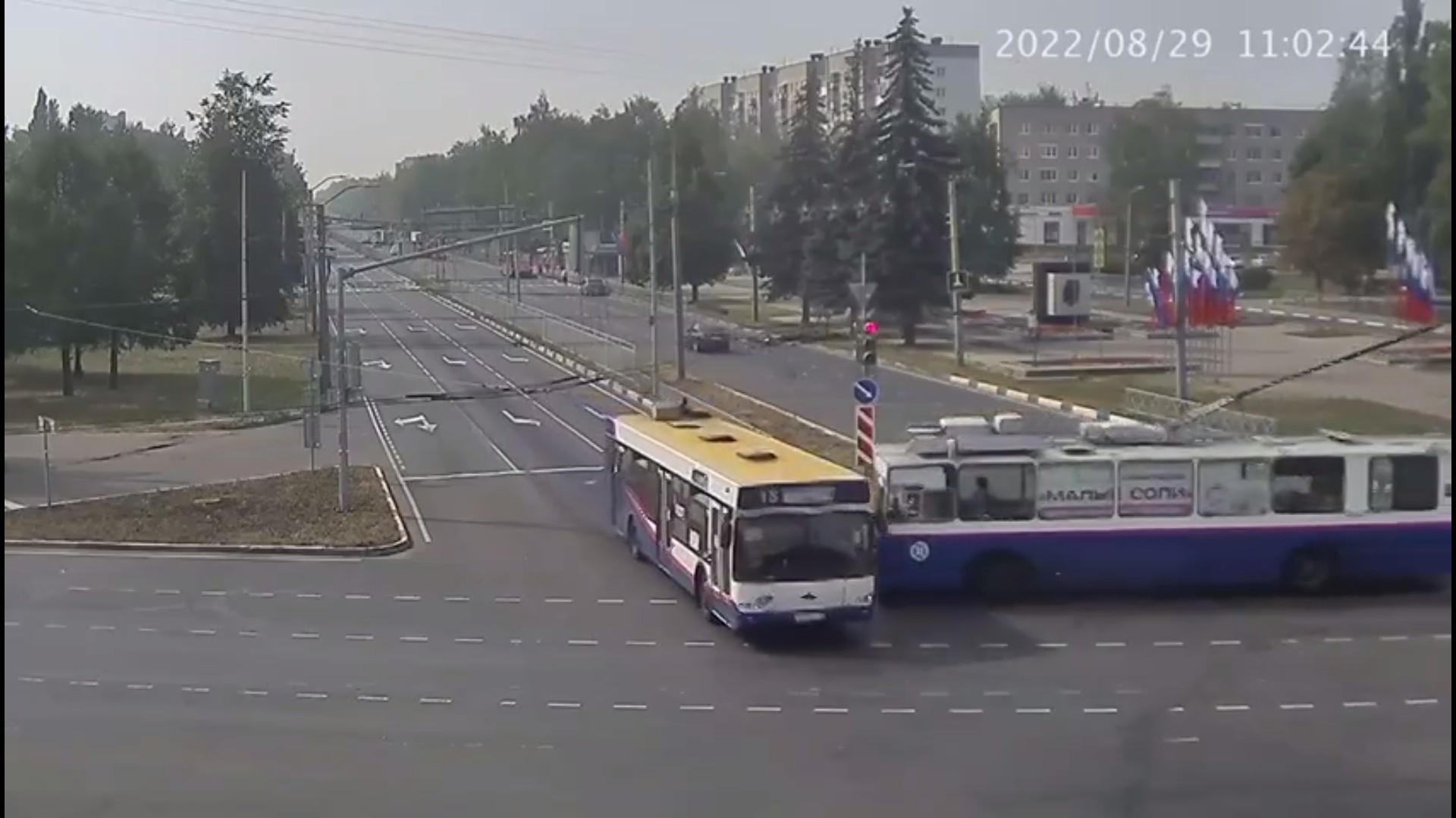 Появилось видео столкновения автобуса и троллейбуса в Ярославле