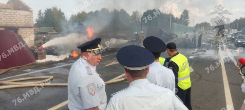 МВД обнародовало новые подробности и кадры с места аварии с бензовозом и скорой под Ярославлем