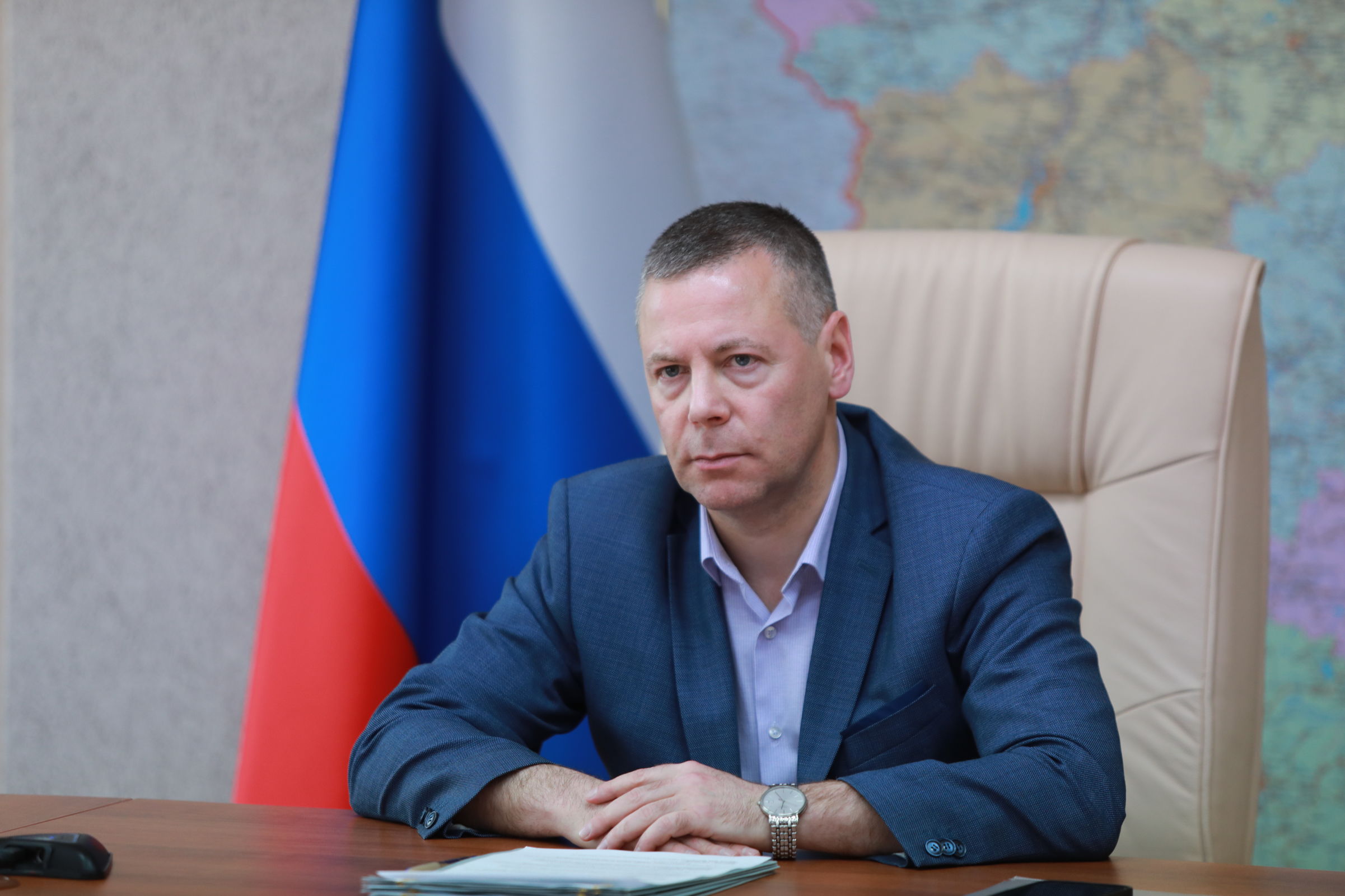 Михаил Евраев поручил разобраться в ситуации с добычей песка в районе Портовой набережной в Ярославле