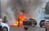 Во дворе в Дзержинском районе Ярославля сгорел автомобиль