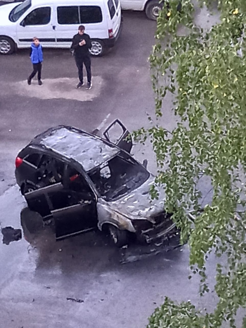 Во дворе в Дзержинском районе Ярославля сгорел автомобиль