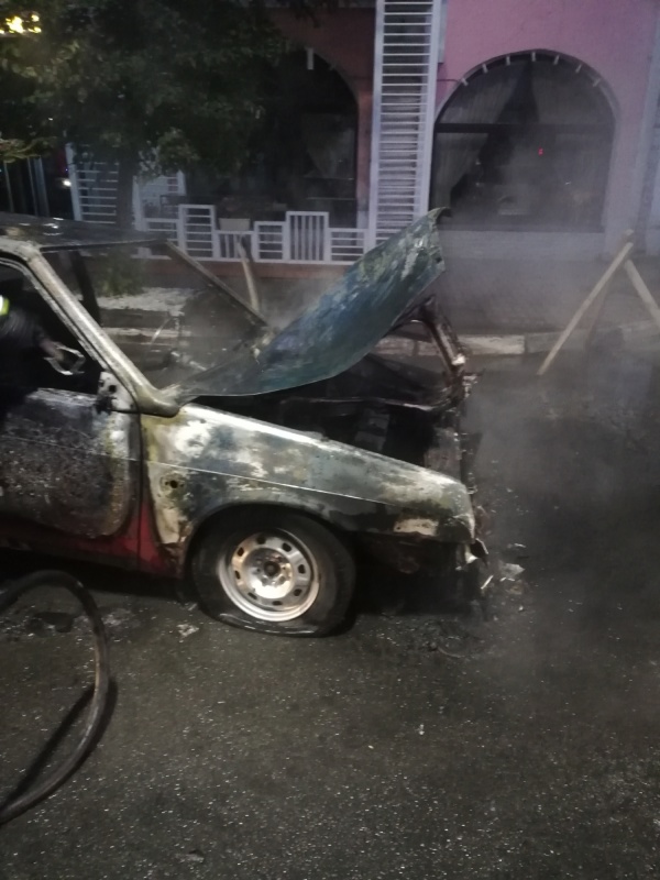 В центре Ярославля сгорел автомобиль