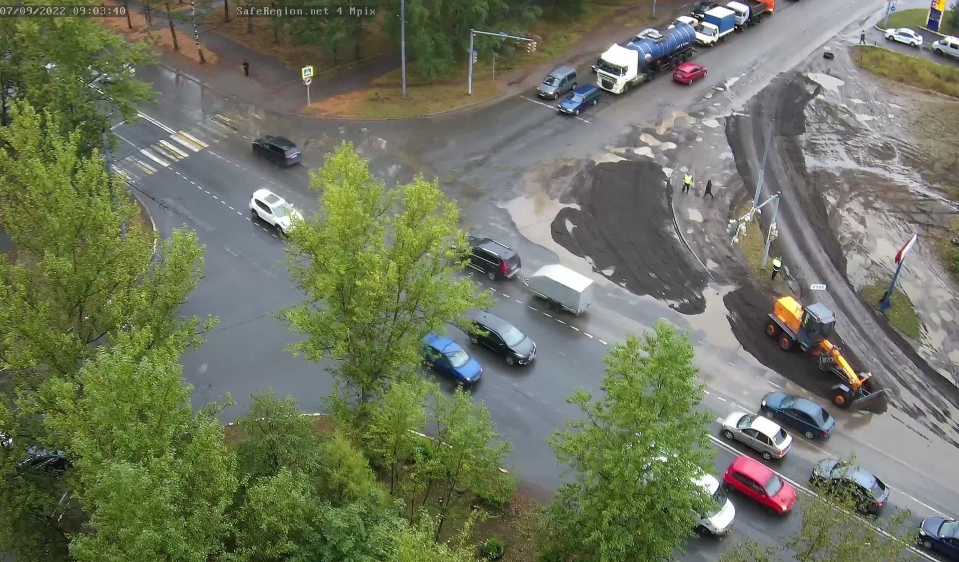 В Ярославле заделывают яму, в которую провалилась фура