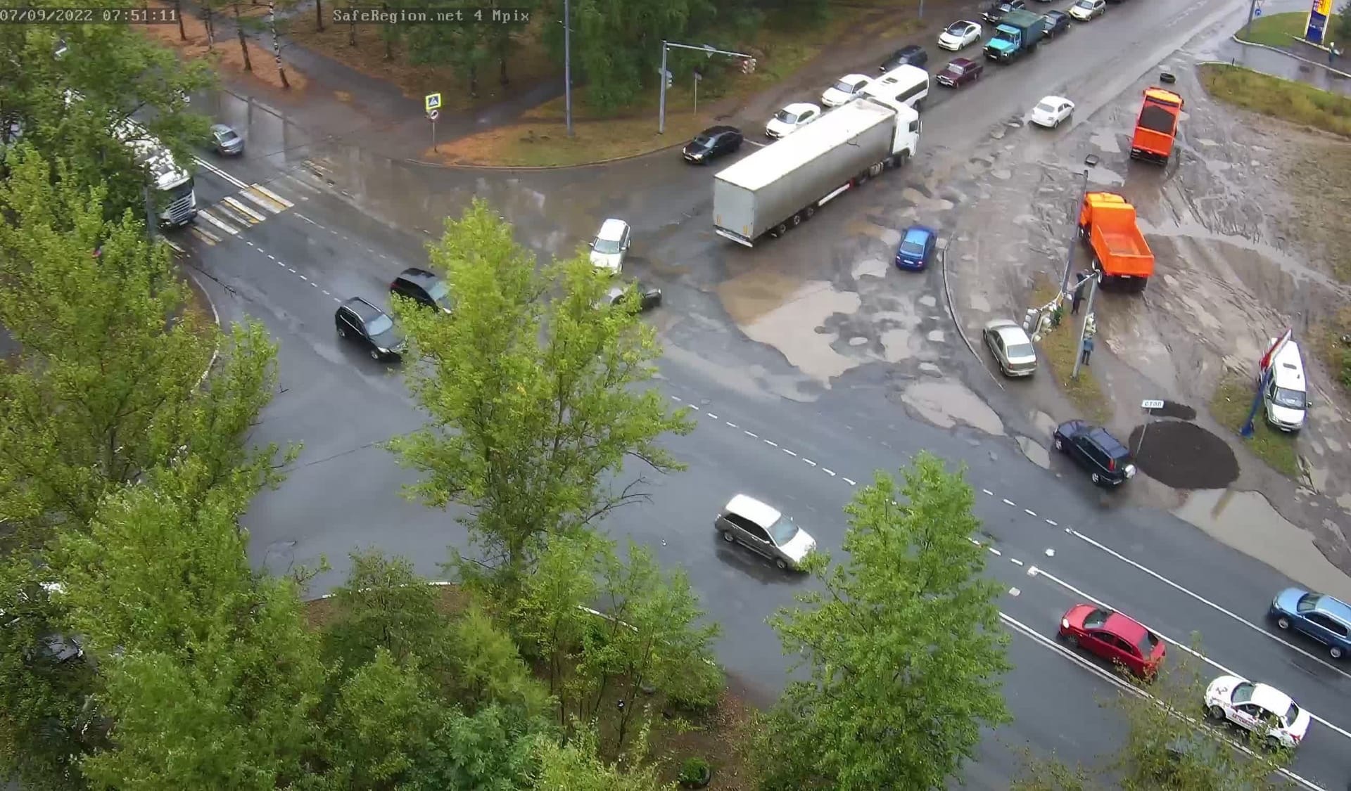 В Ярославле заделывают яму, в которую провалилась фура