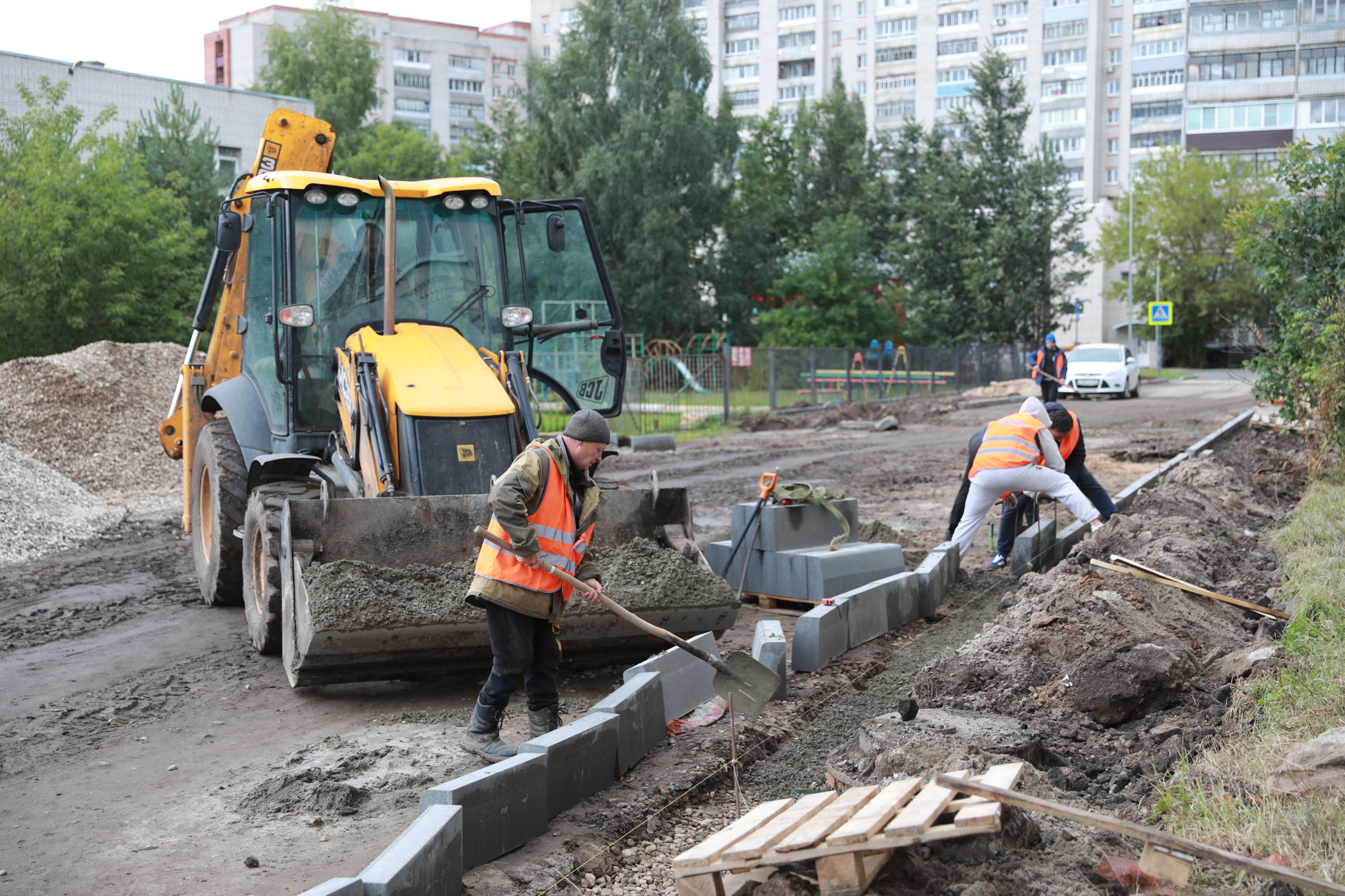 Михаил Евраев проверил ход работ по благоустройству во дворах Рыбинска