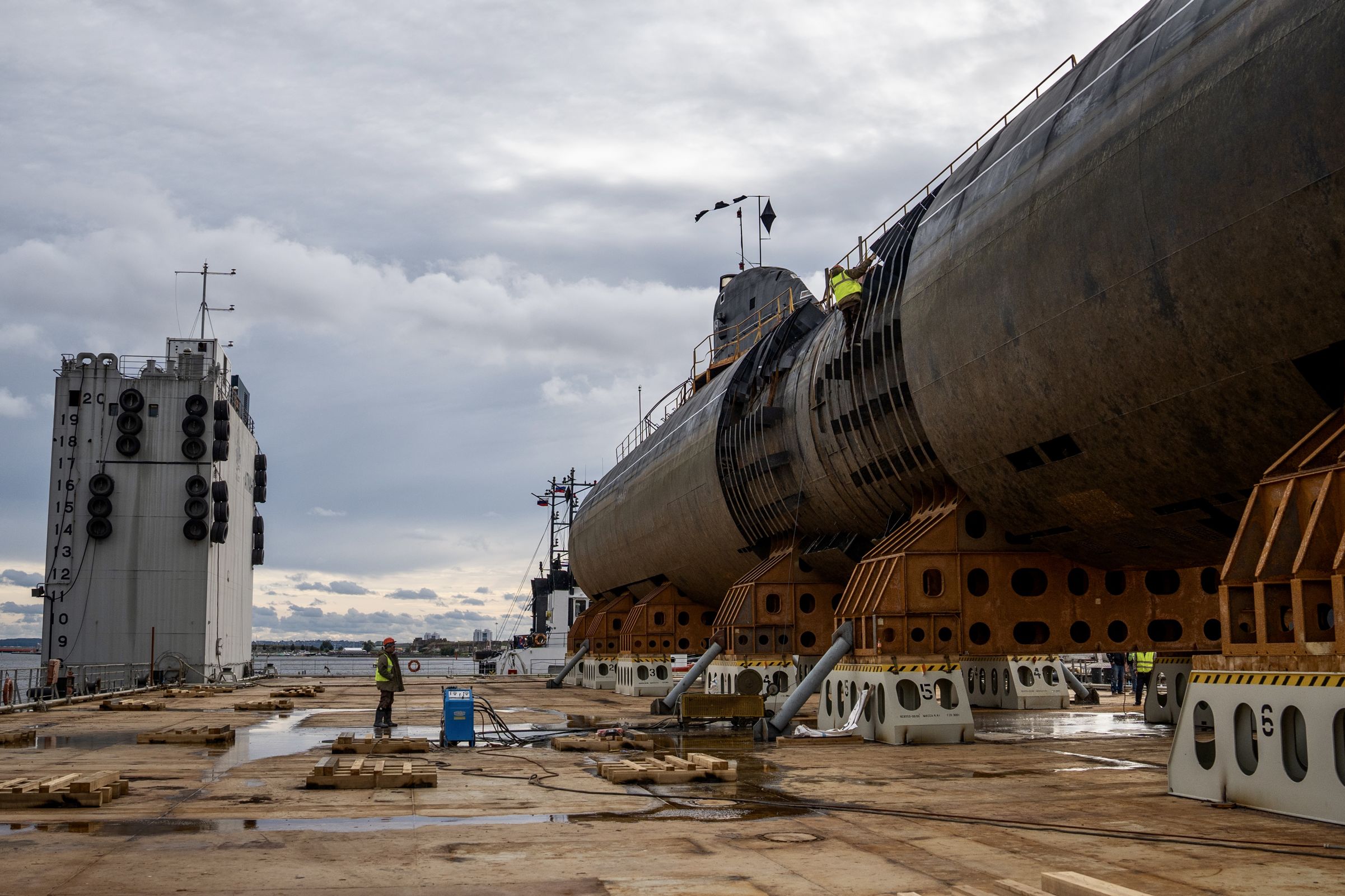 Атомную подлодку «Ленинский комсомол» разделили надвое для выгрузки с «Атланта» и транспортировки через улицы Кронштадта
