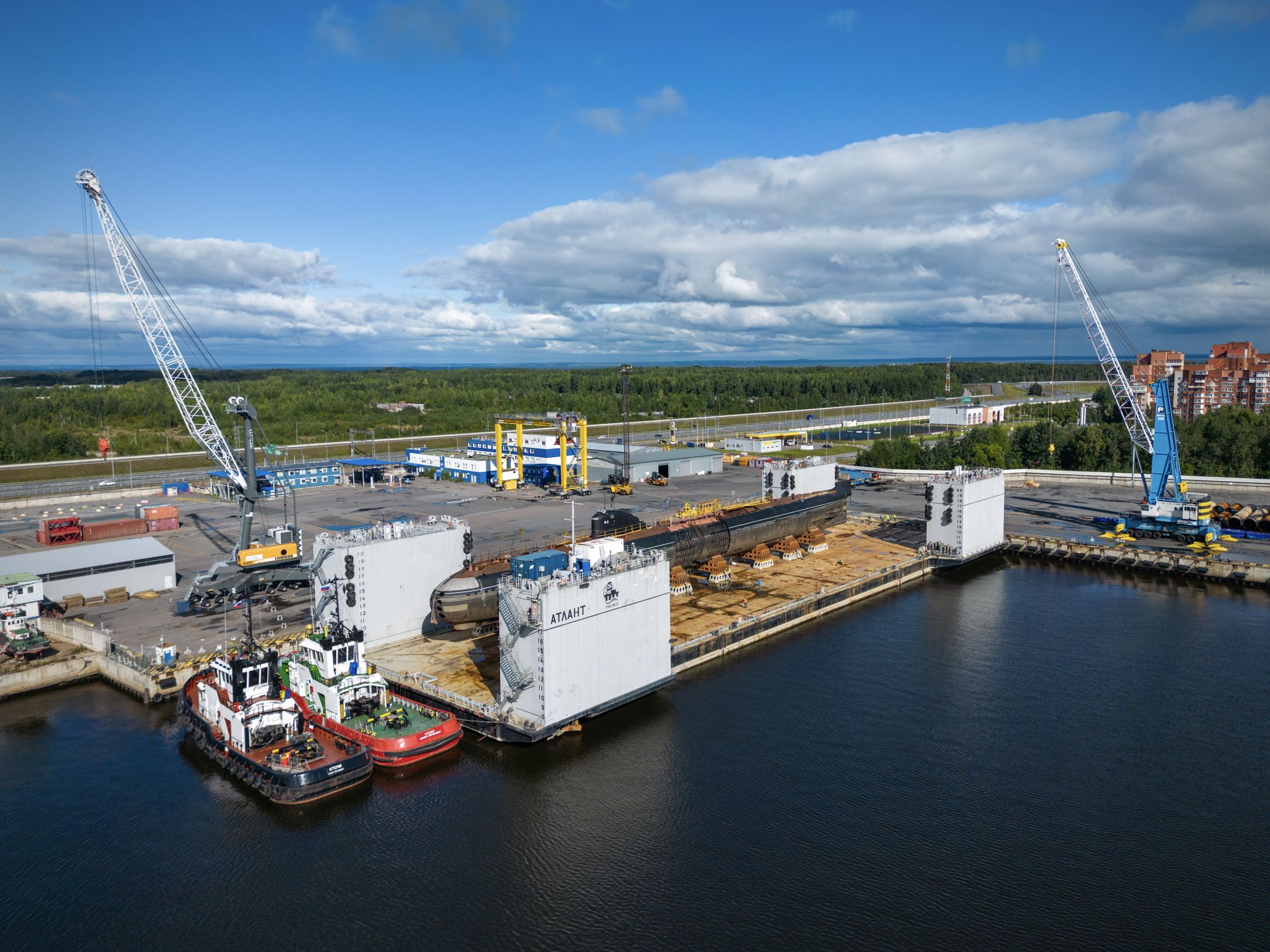 Атомную подлодку «Ленинский комсомол» разделили надвое для выгрузки с «Атланта» и транспортировки через улицы Кронштадта