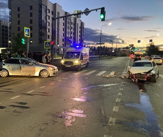 В ДТП с двумя иномарками в центре Ярославля пострадали двое мужчин