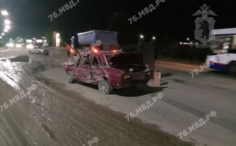 В Ярославле в тройном ДТП с участием грузовика пострадал молодой человек