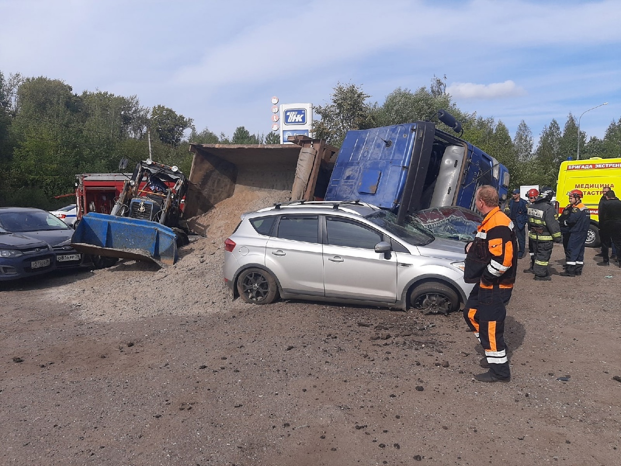 В Ярославле грузовик перевернулся на легковушку и трактор: есть пострадавшие