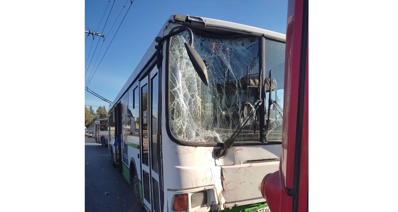 В Ярославле после столкновения автобуса и троллейбуса пострадал человек
