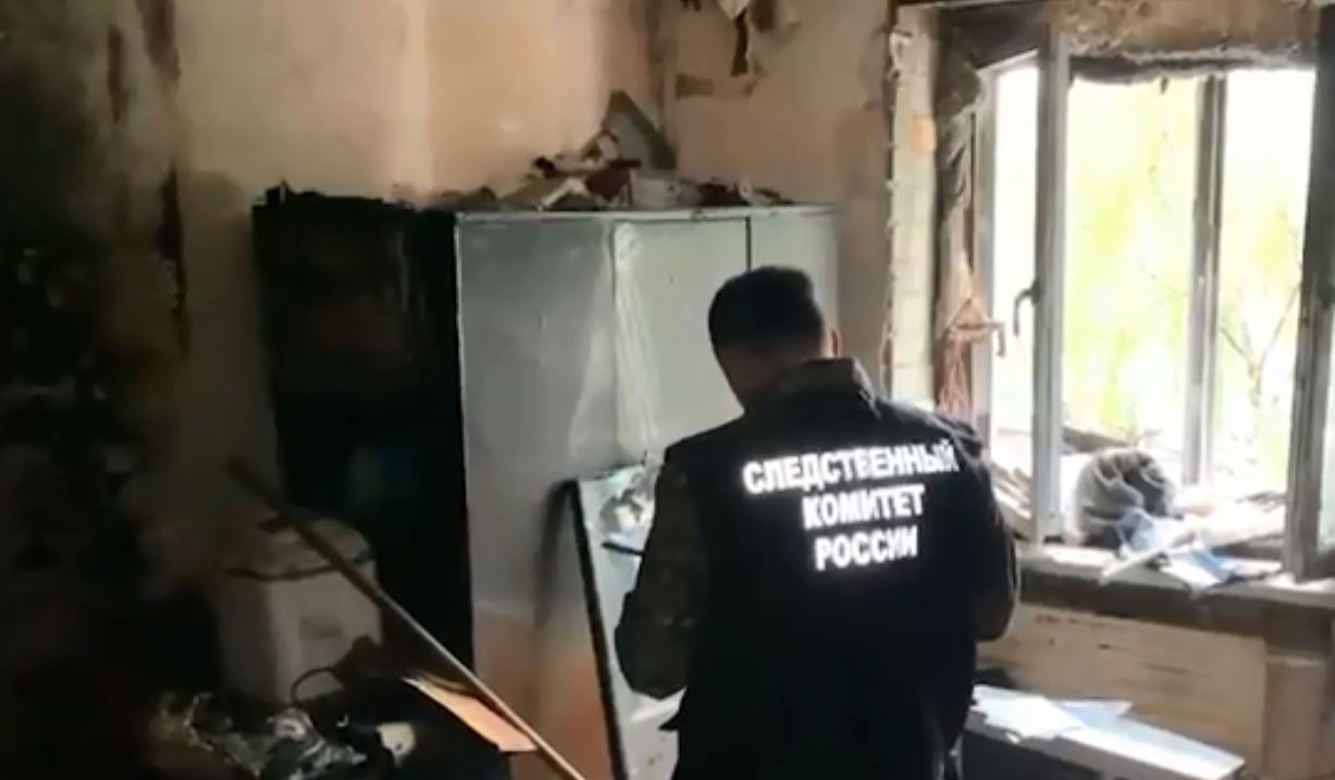 При пожаре в многоквартирном доме в Ярославле погиб мужчина и пострадала женщина