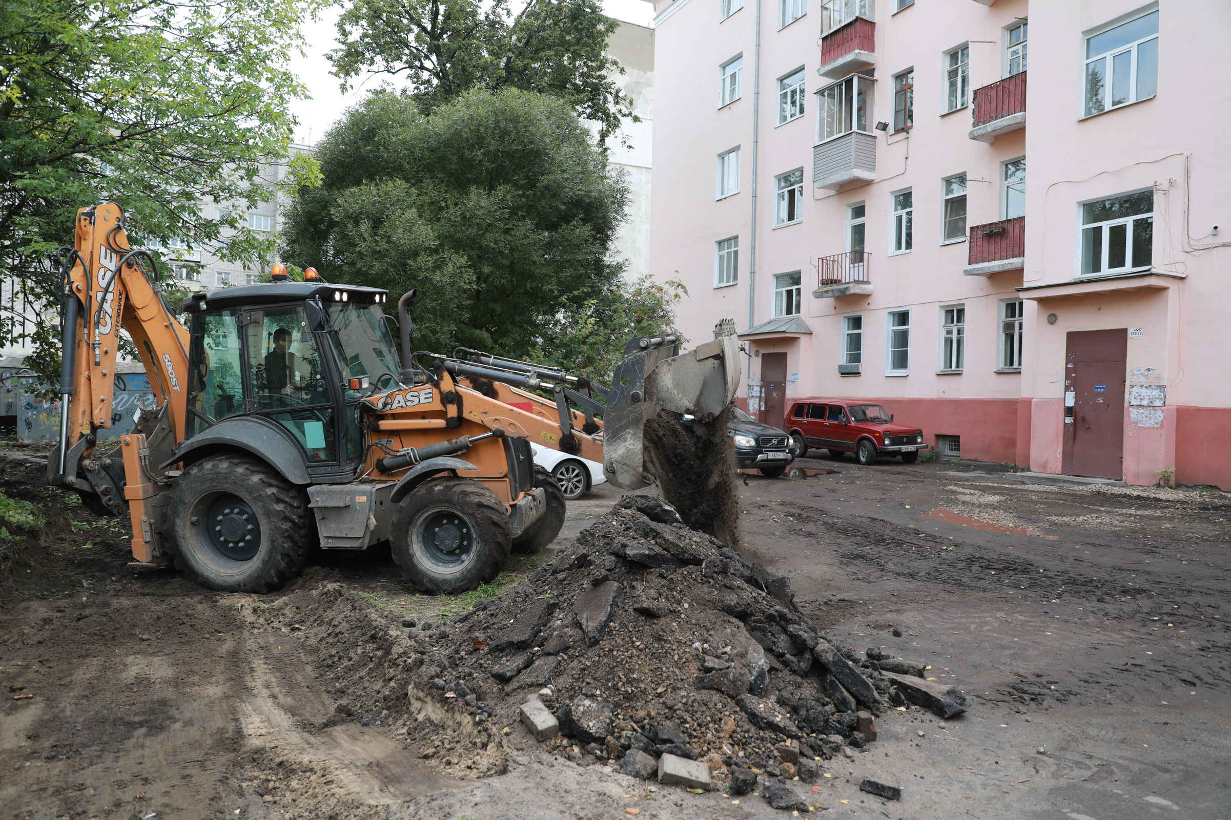Михаил Евраев проверил ход ремонта дворов в Ярославле